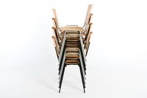 Durch das Gegeneinanderstapeln wenig Platz Durch das Gegeneinanderstapeln wenig Platz